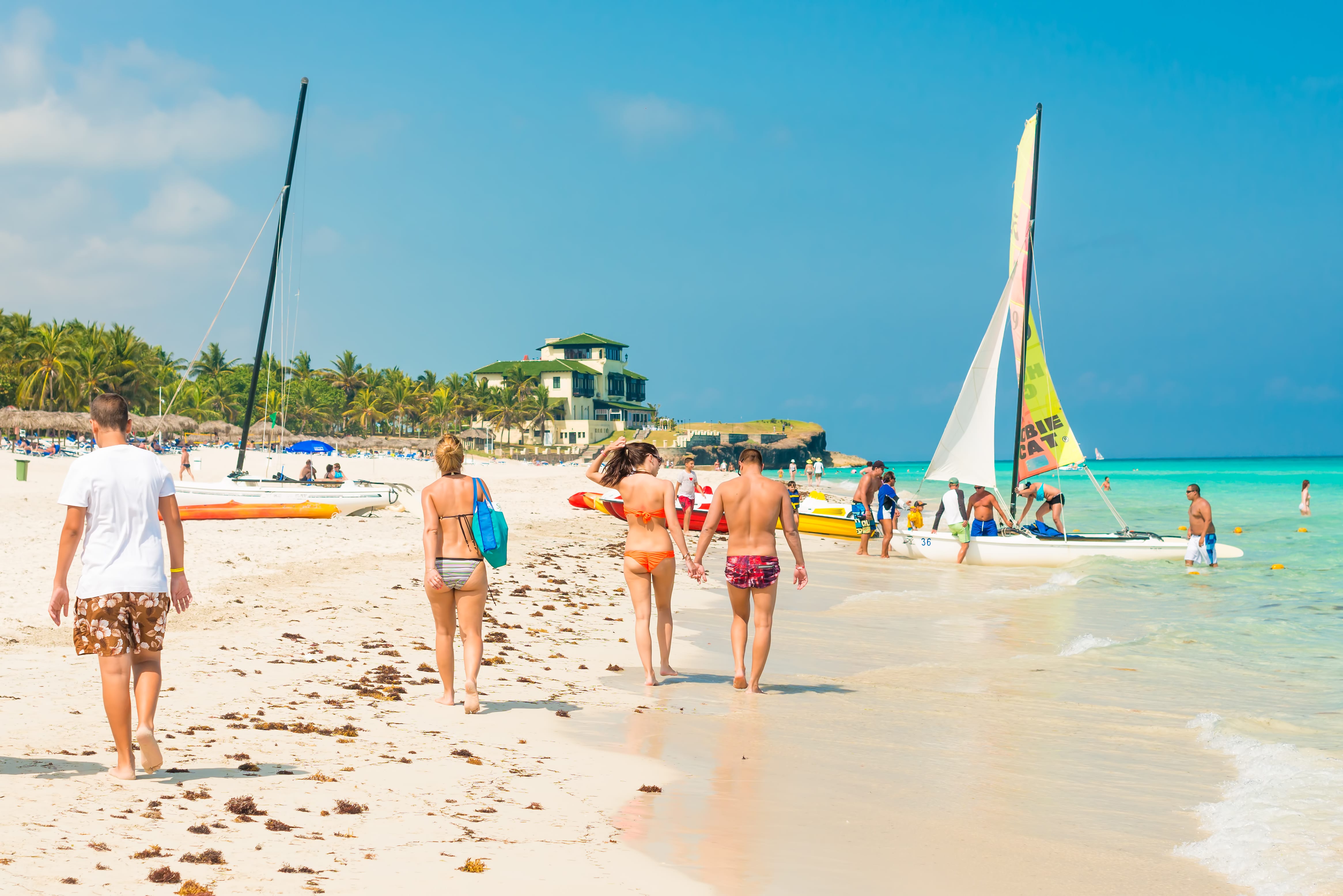 Туристы наслаждаются пляжем в Варадеро