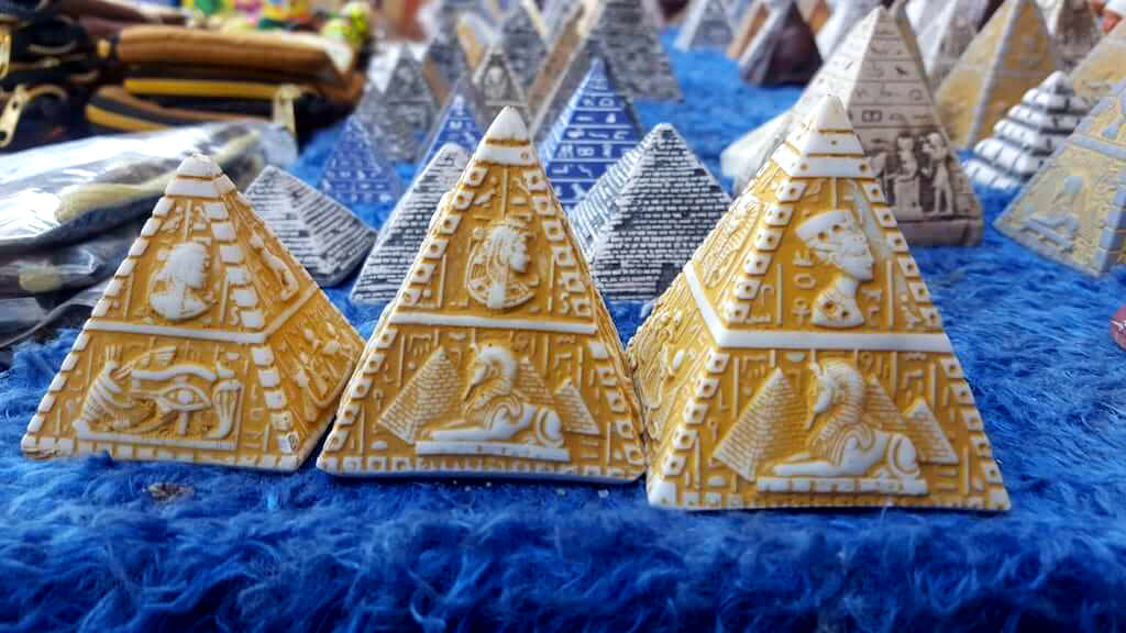 Сувениры в виде пирамид