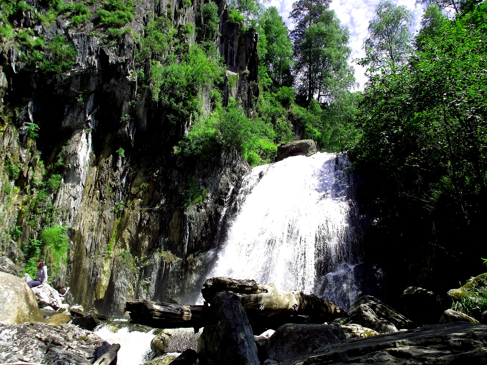 Живописный водопад Корбу