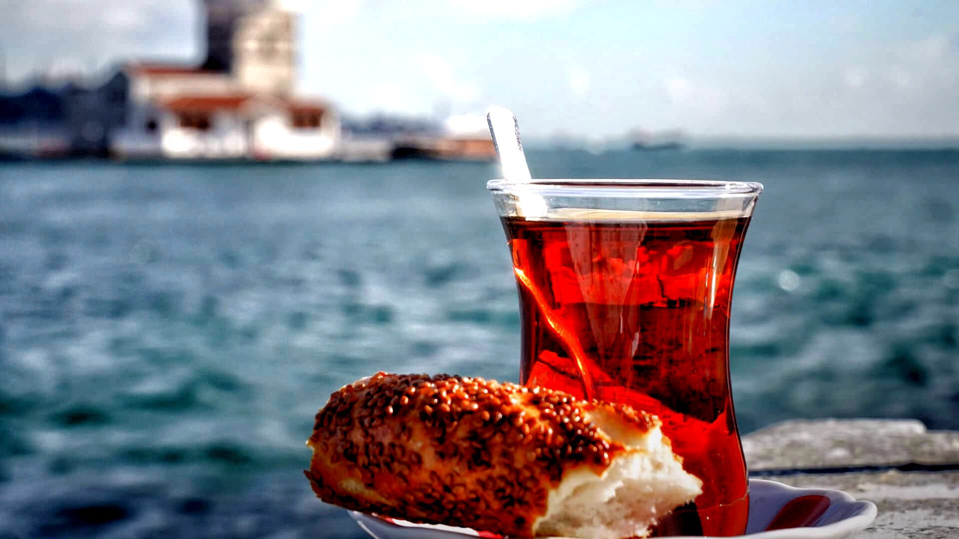 Ну и конечно же, турецкий чай с булочкой Симит