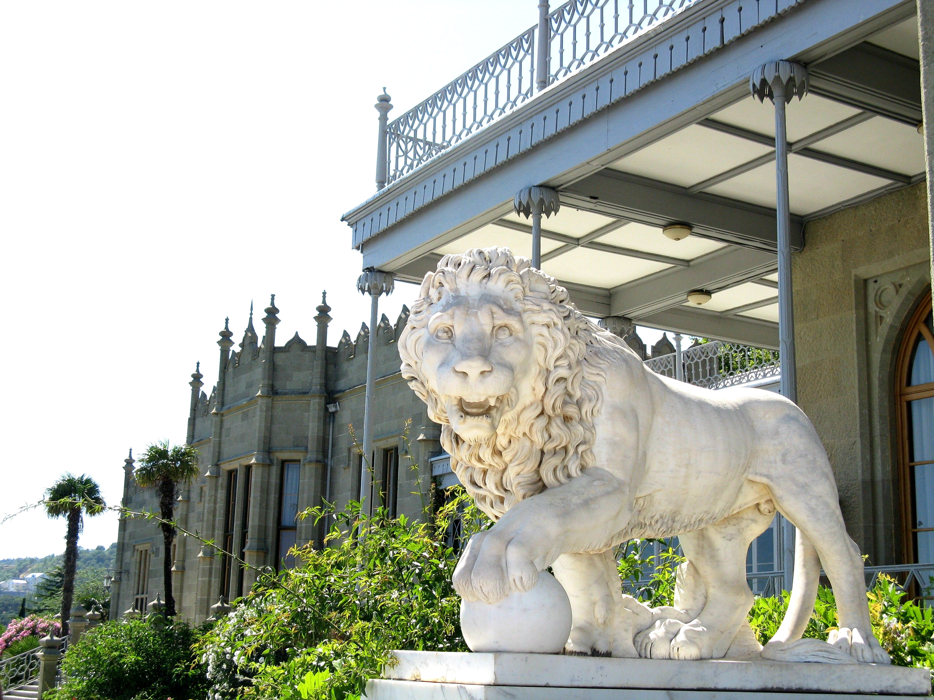Скульптура льва, во дворе Воронцовского дворца