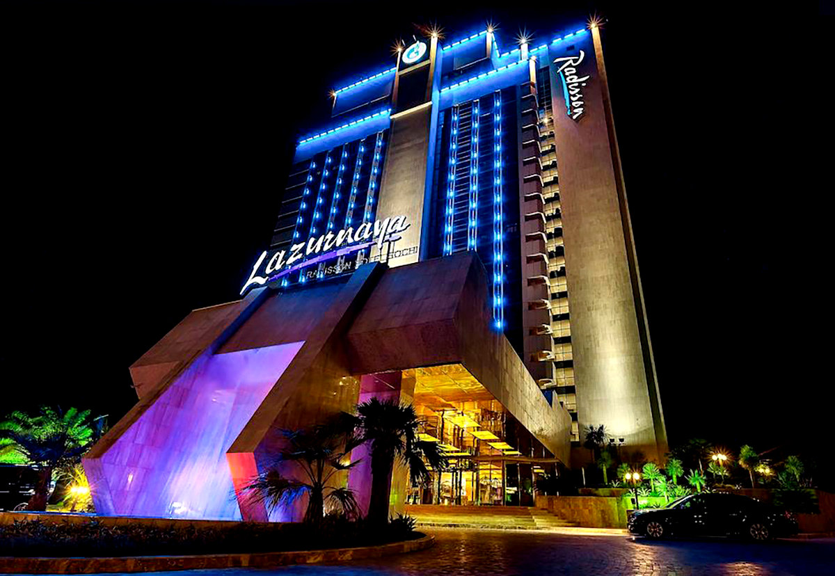Отель ночью с ночной подсветкой и фонтаном