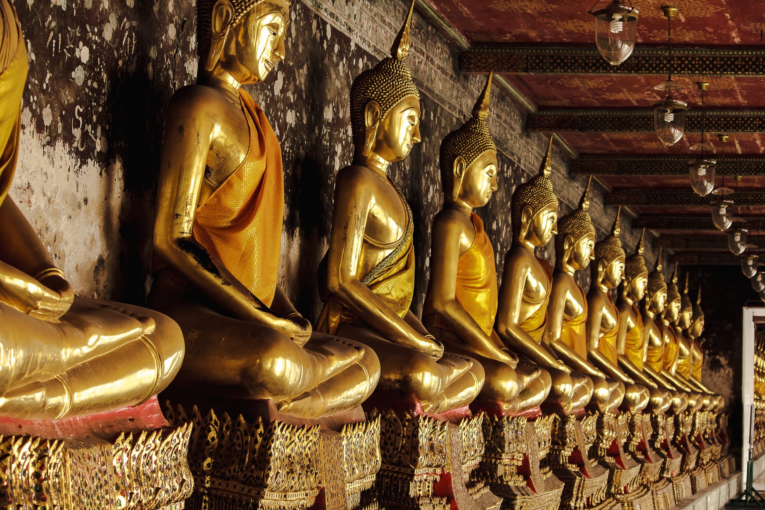 Золотые статуи Будды в Таиланде