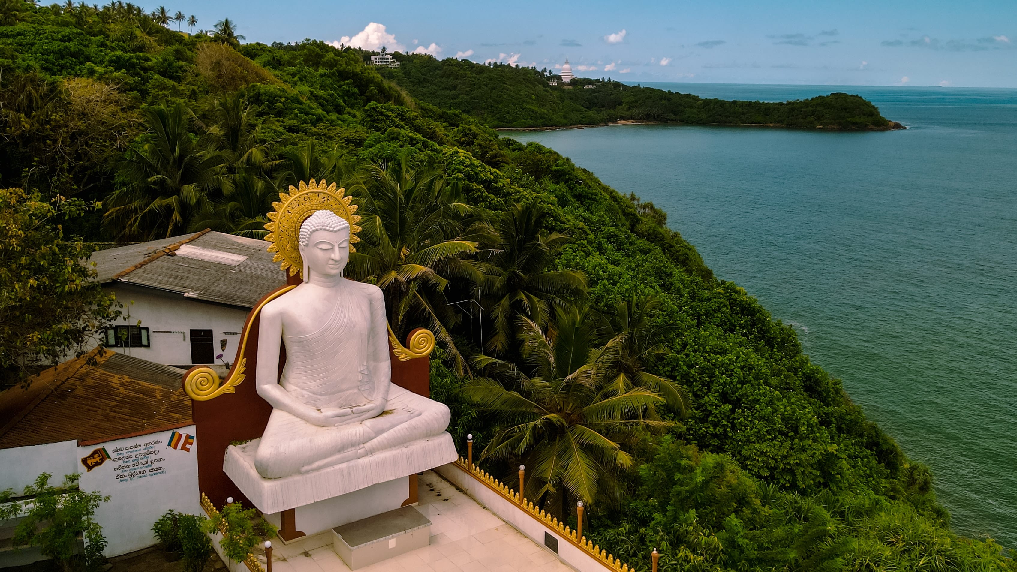 Статуя Будды на острове