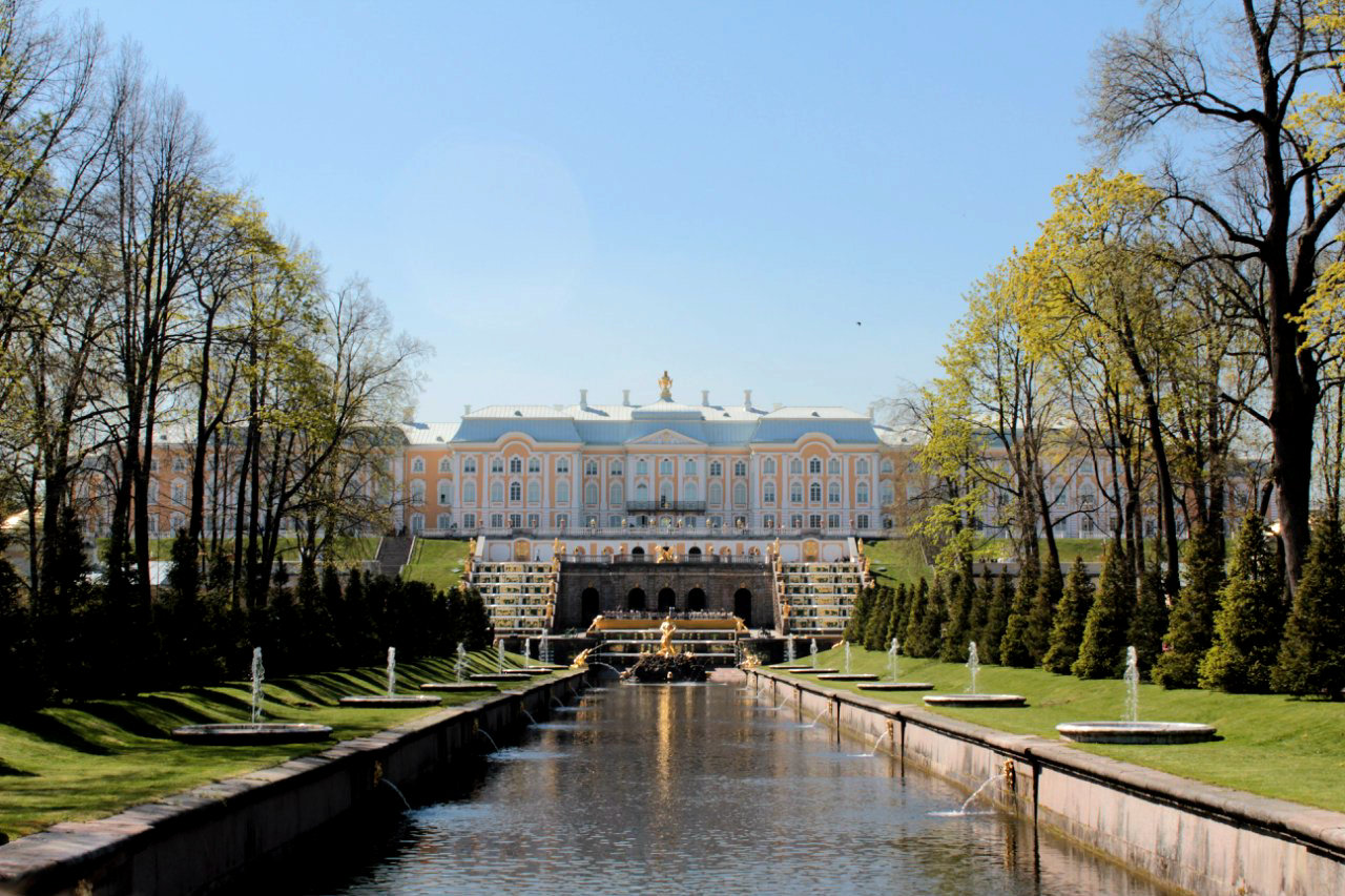 Вид на Большой дворец и фонтаны