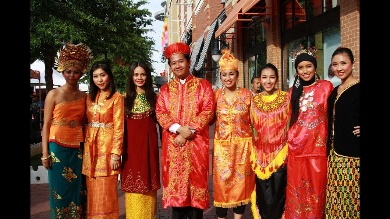 Местные жители Индонезии в национальной одежде