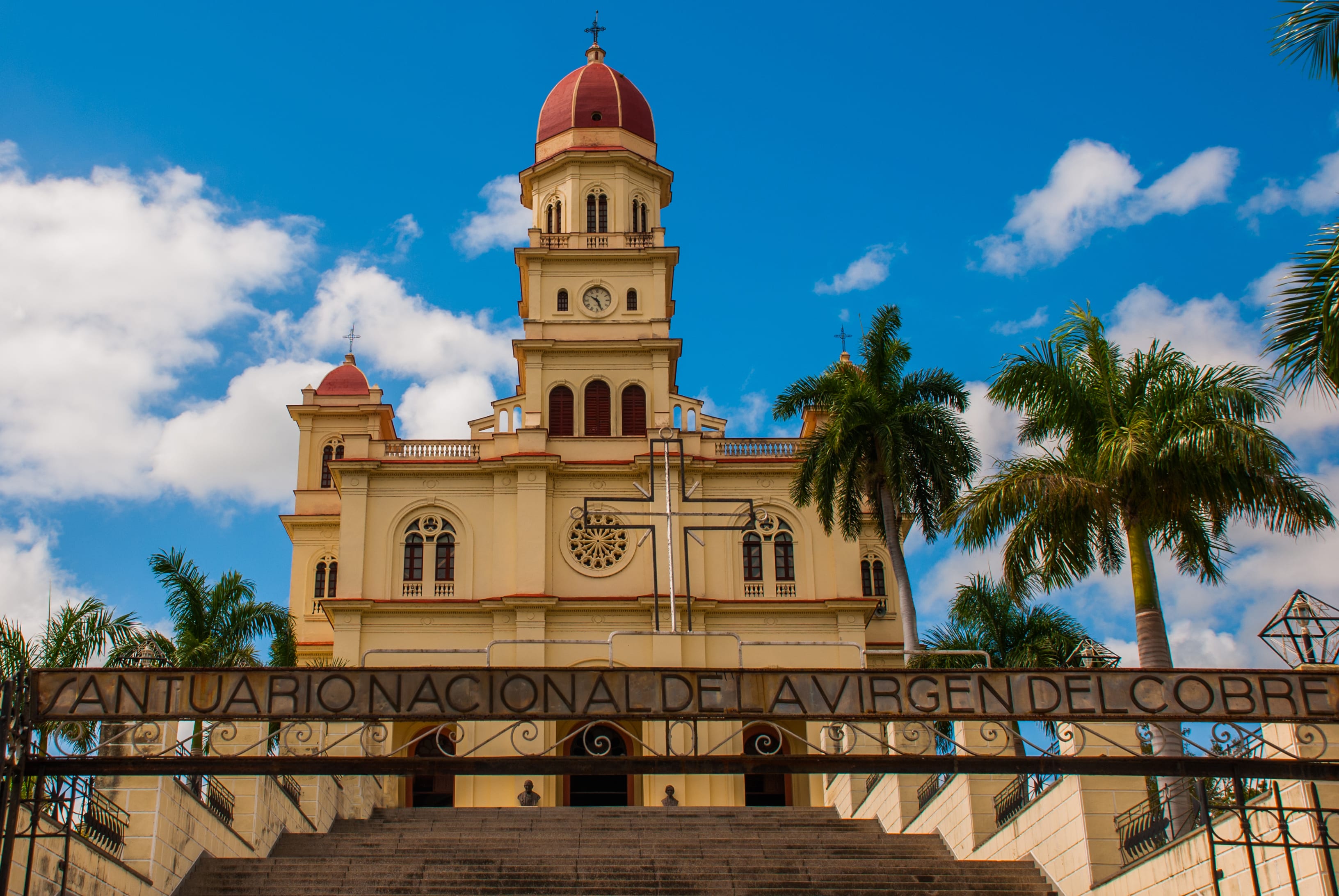 Лестница, ведущая к храму Базилика Дева де ла Каридад Сантьяго-де-Куба