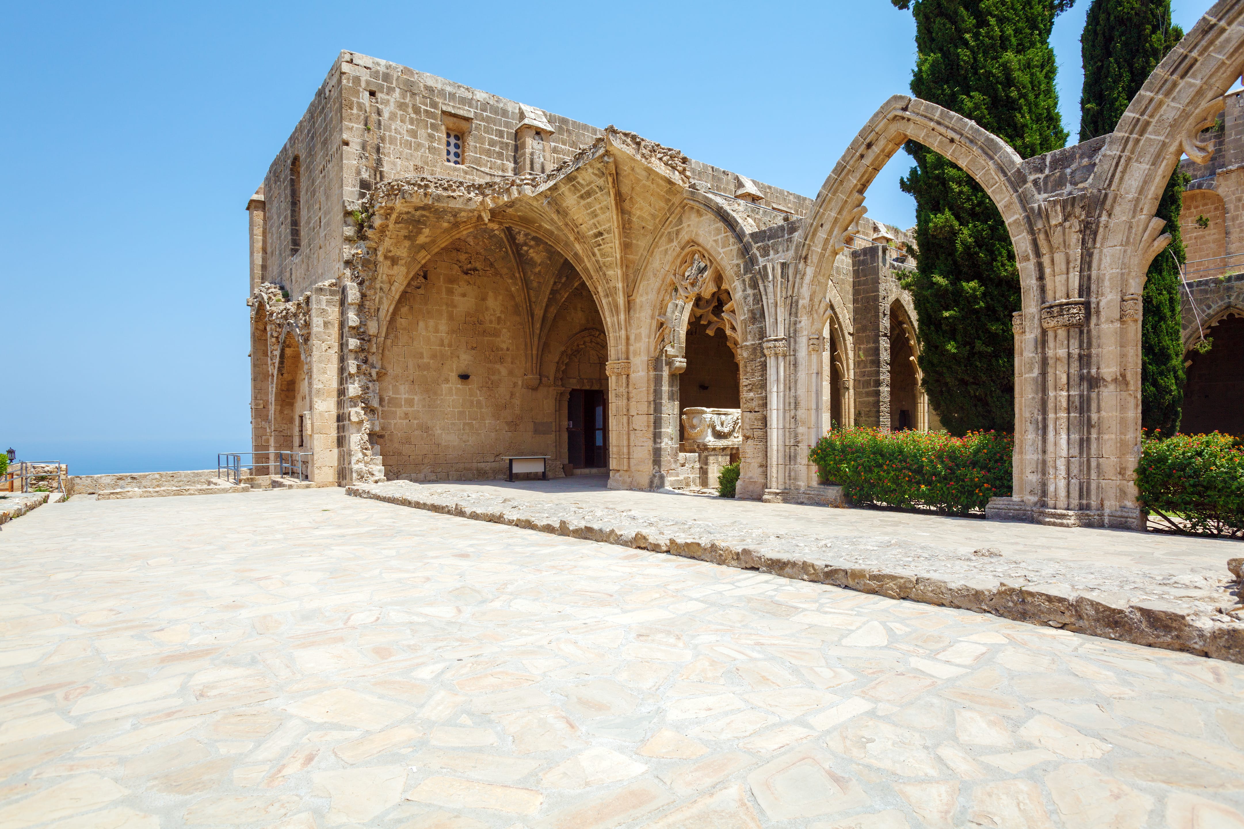 Кипр полон исторических достопримечательностей, на фото красивейшее Аббатство Беллапаис