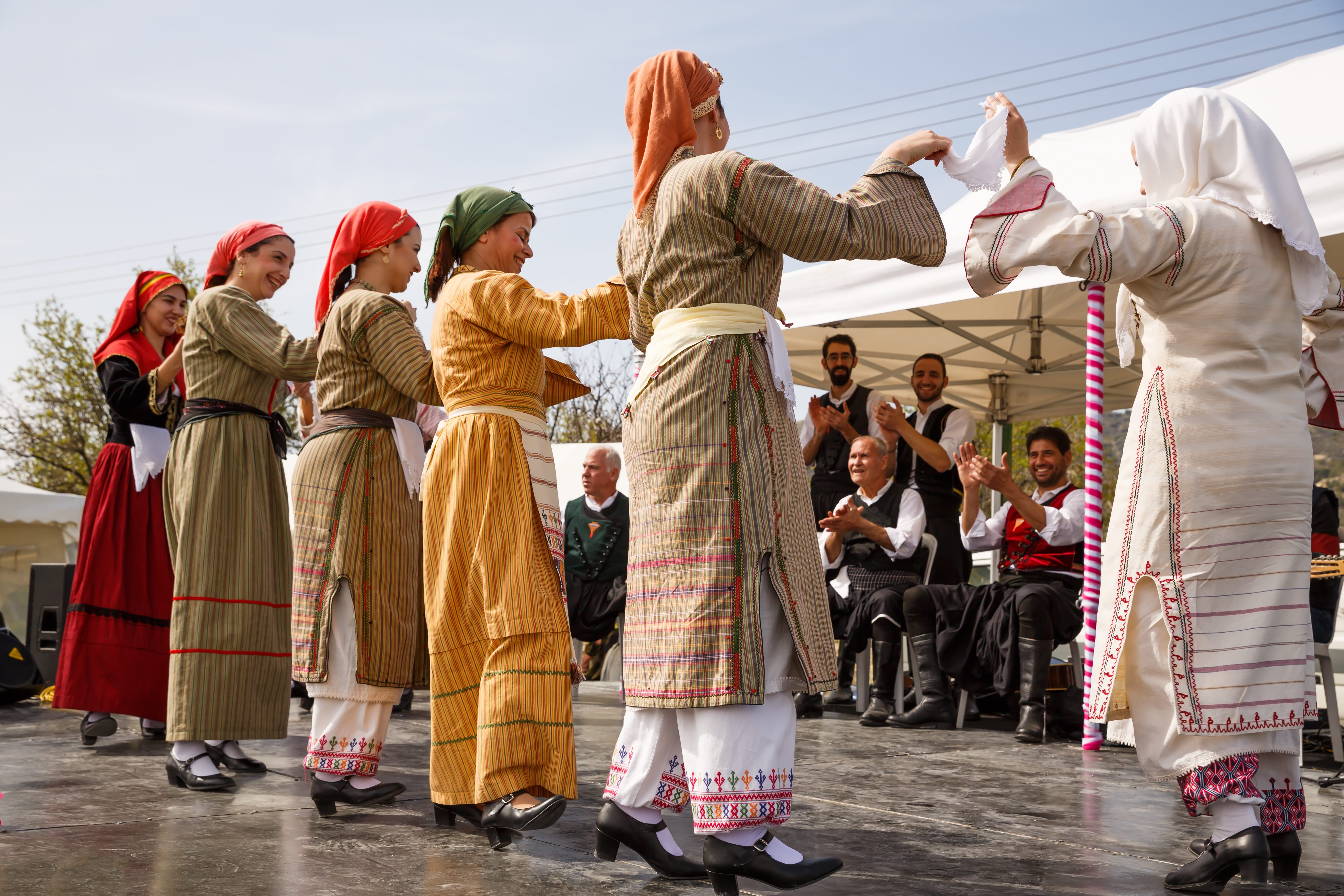 Кипрские танцоры в традиционной одежде на ежегодном фестивале цветущего миндального дерева