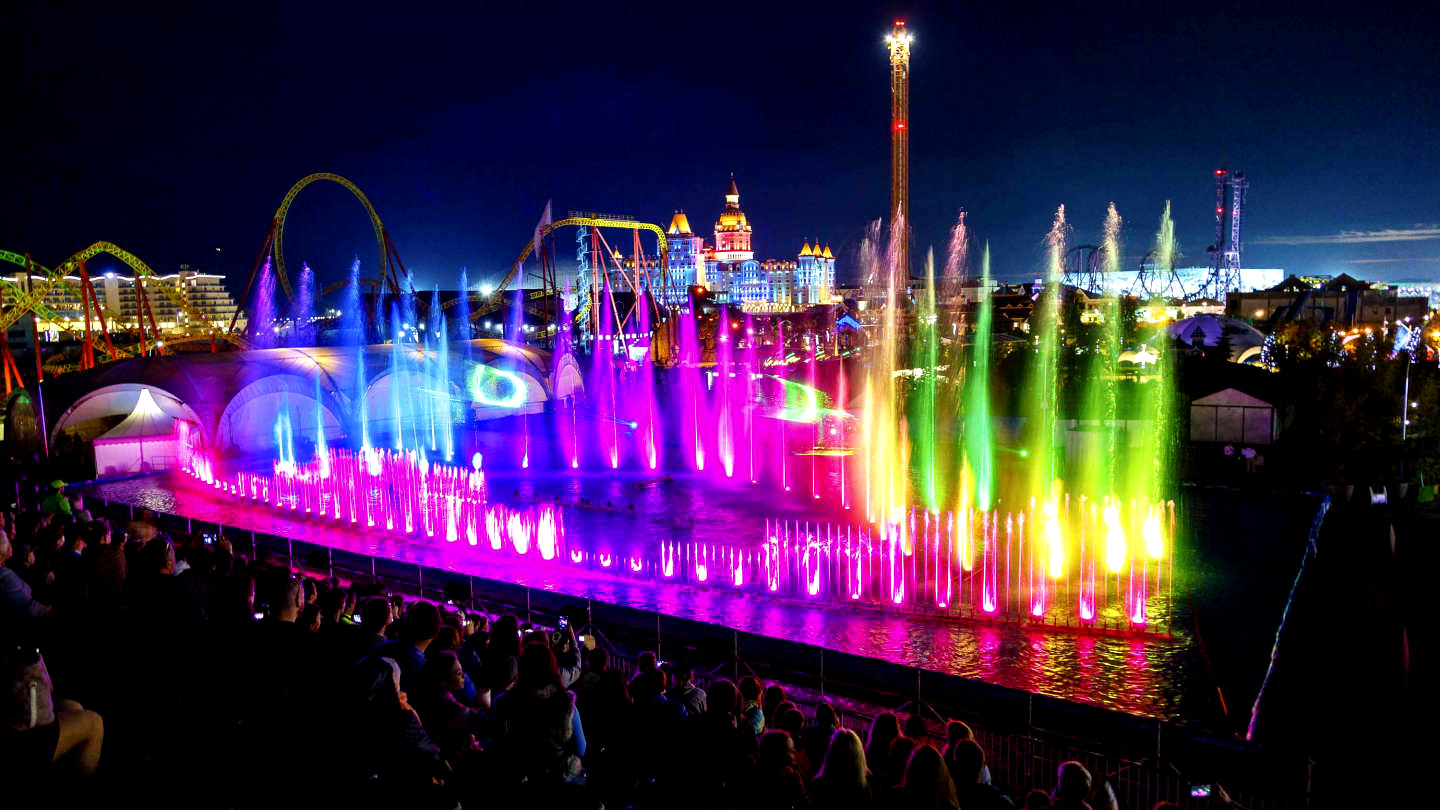 Вечернее шоу фонтанов в Сочи-Парке