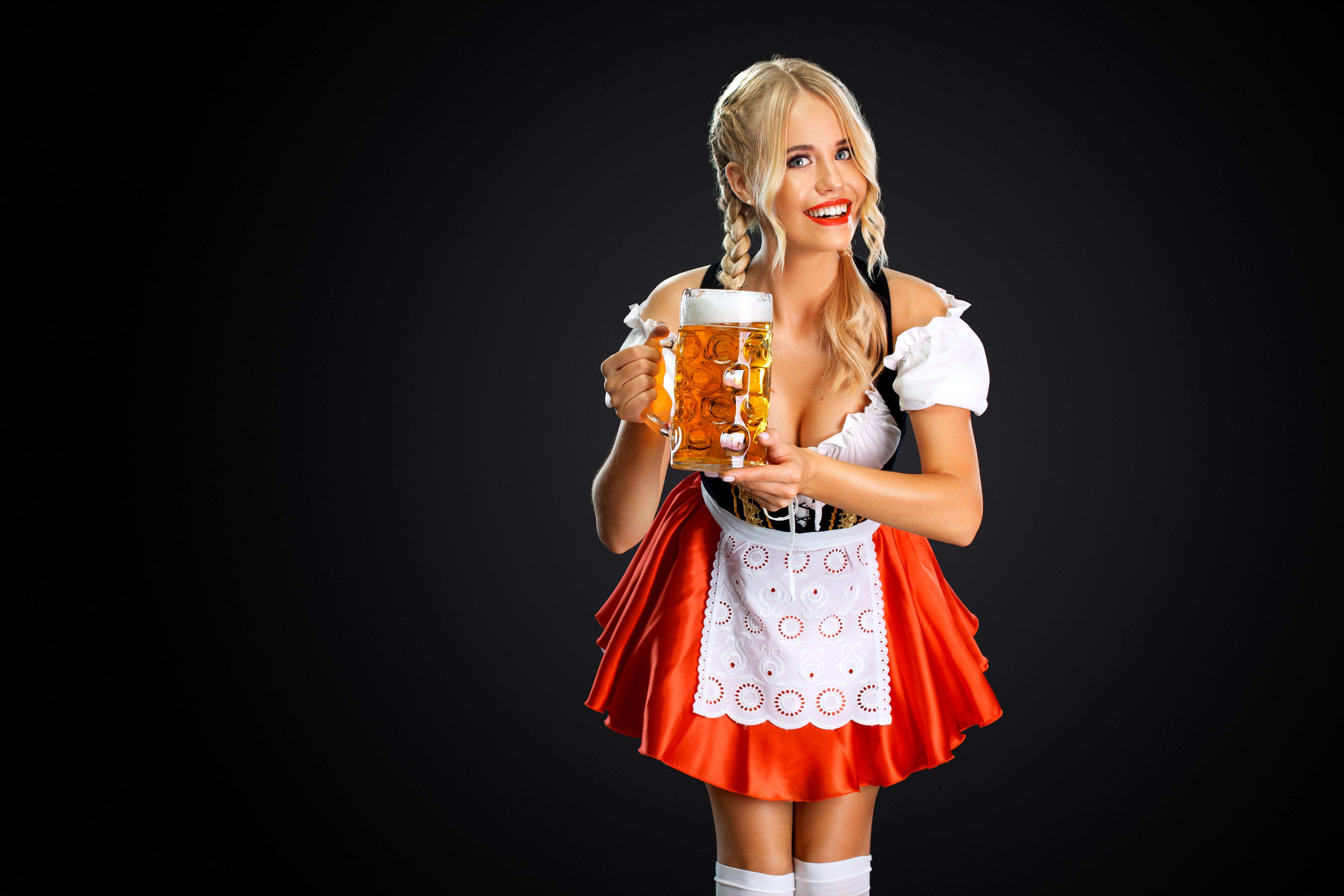 Девушка с пивом на Октоберфесте