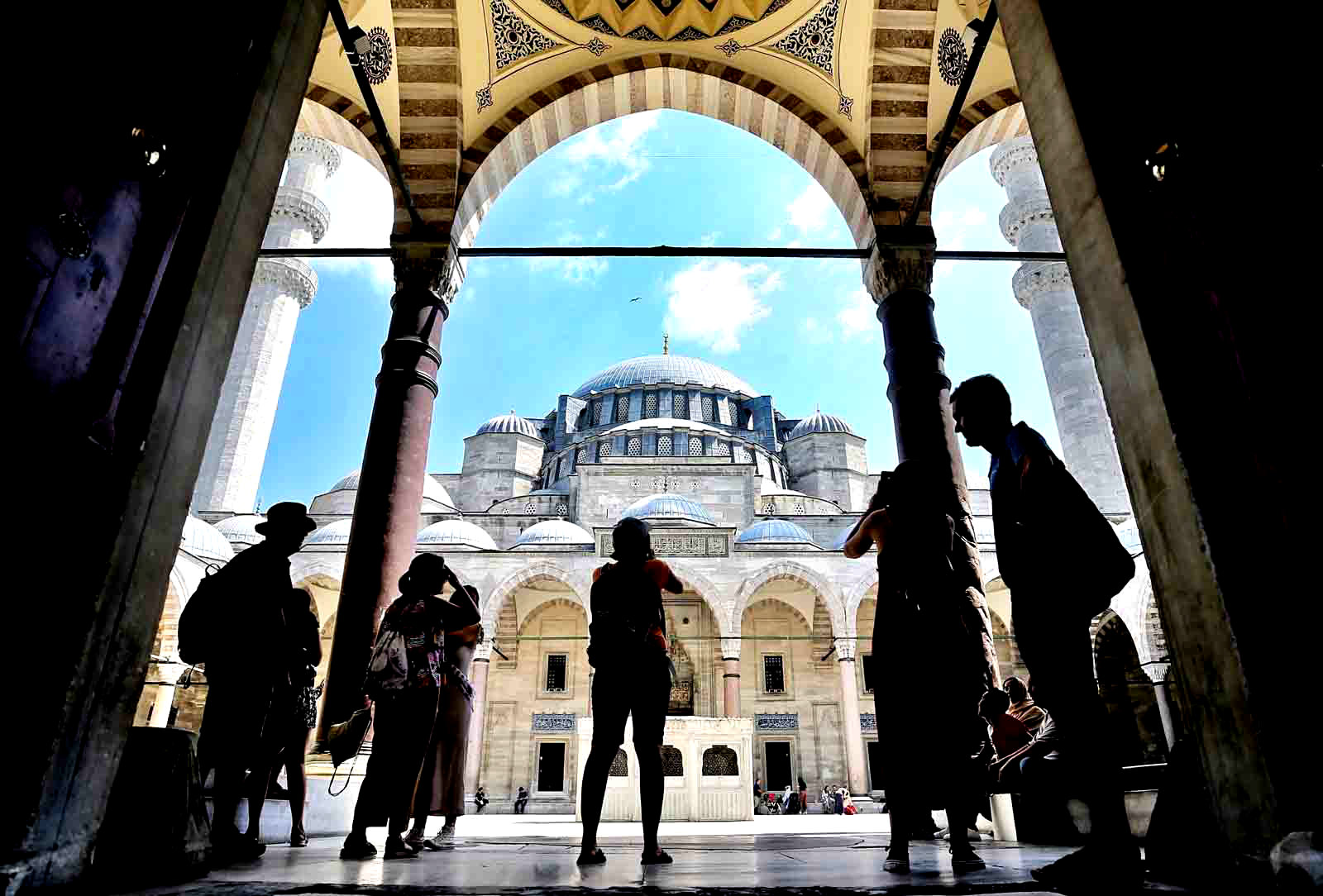 Обязательно посетите хотя бы одну из многочисленных мечетей Стамбула