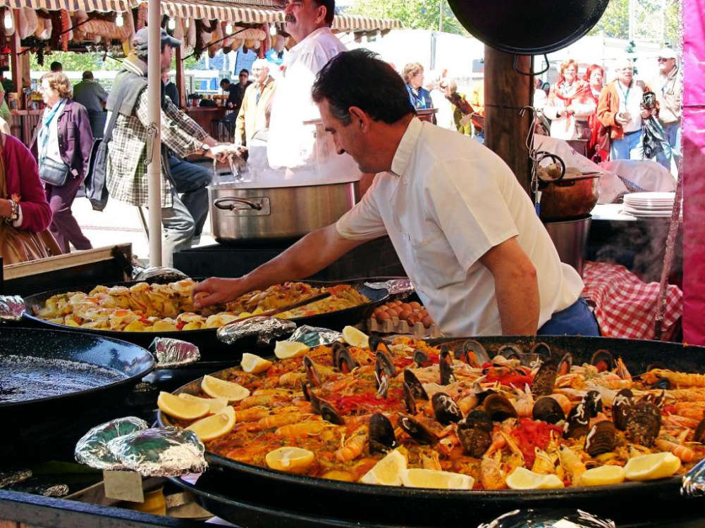 Знаменитая паэлья из морепродуктов на испанском рынке
