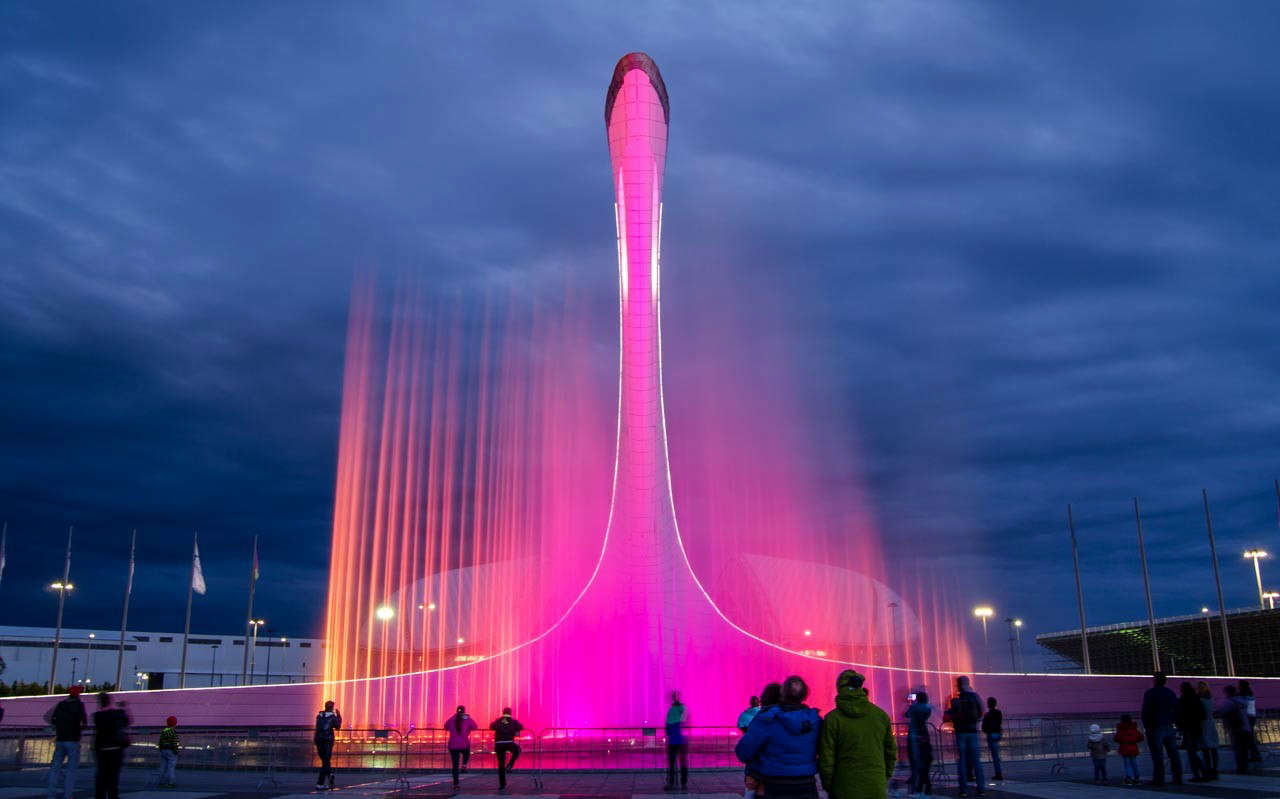 Олимпийский фонтан Сочи ночью