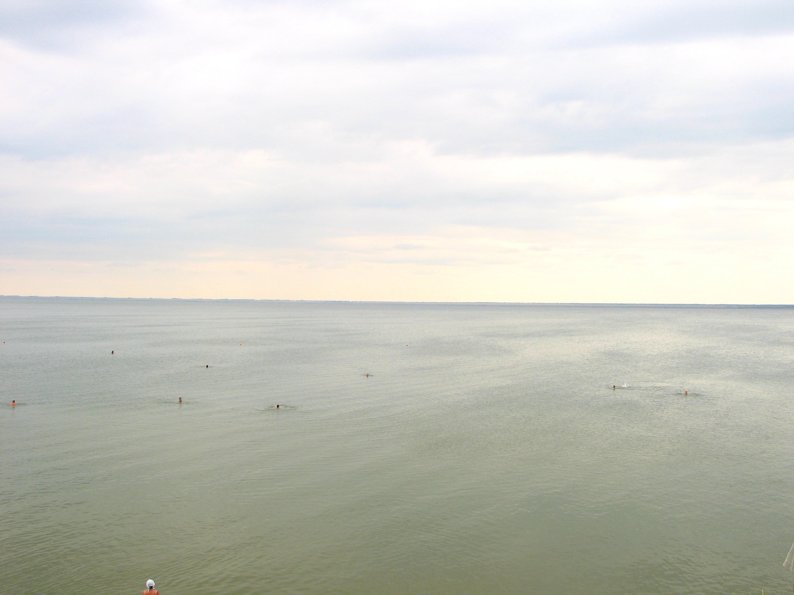 Люди купаются в соленых водах Большого Ярового озера