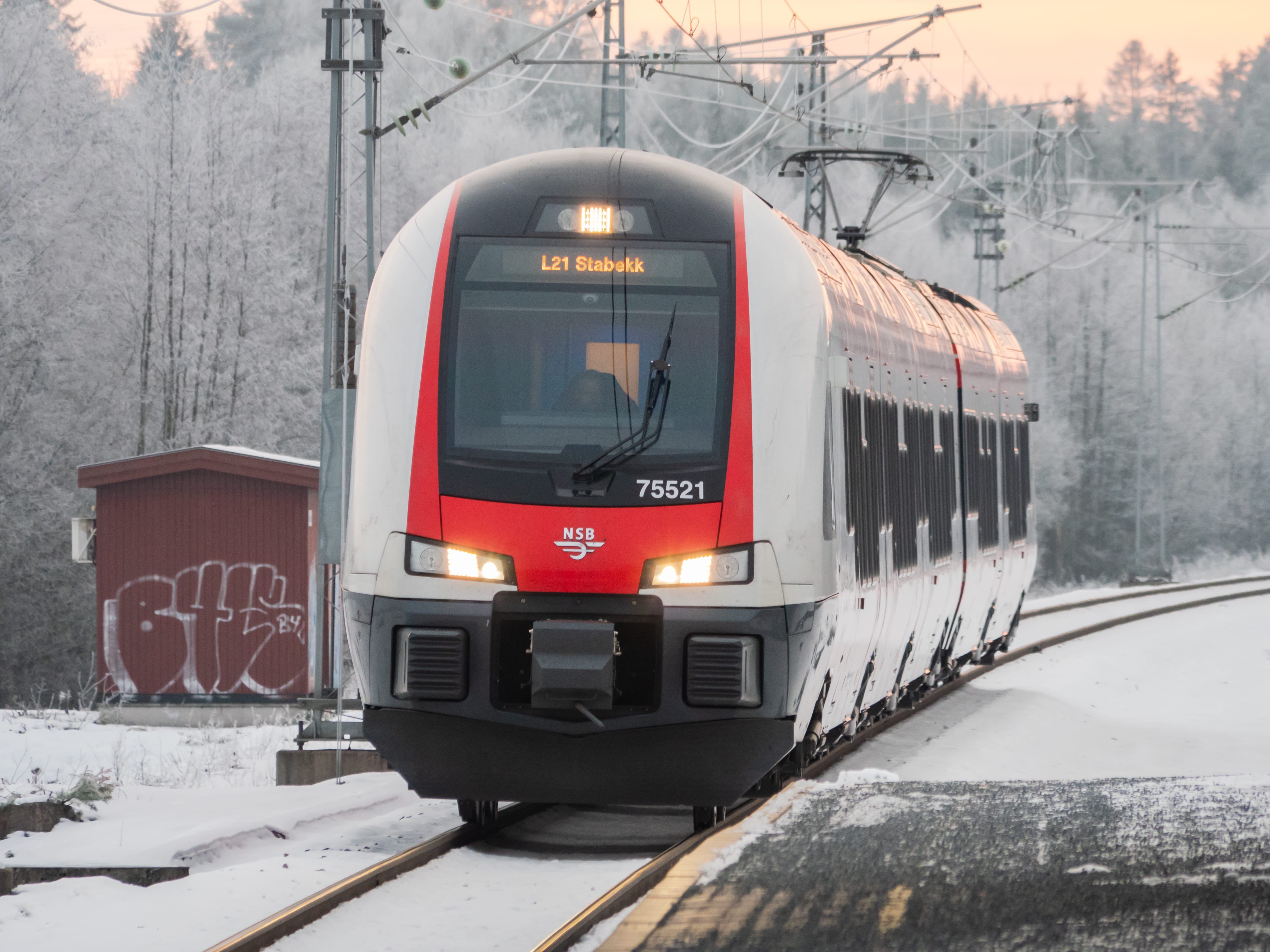 Национальная норвежская железнодорожная компания, предлагает услуги поездов на большей части территории Норвегии