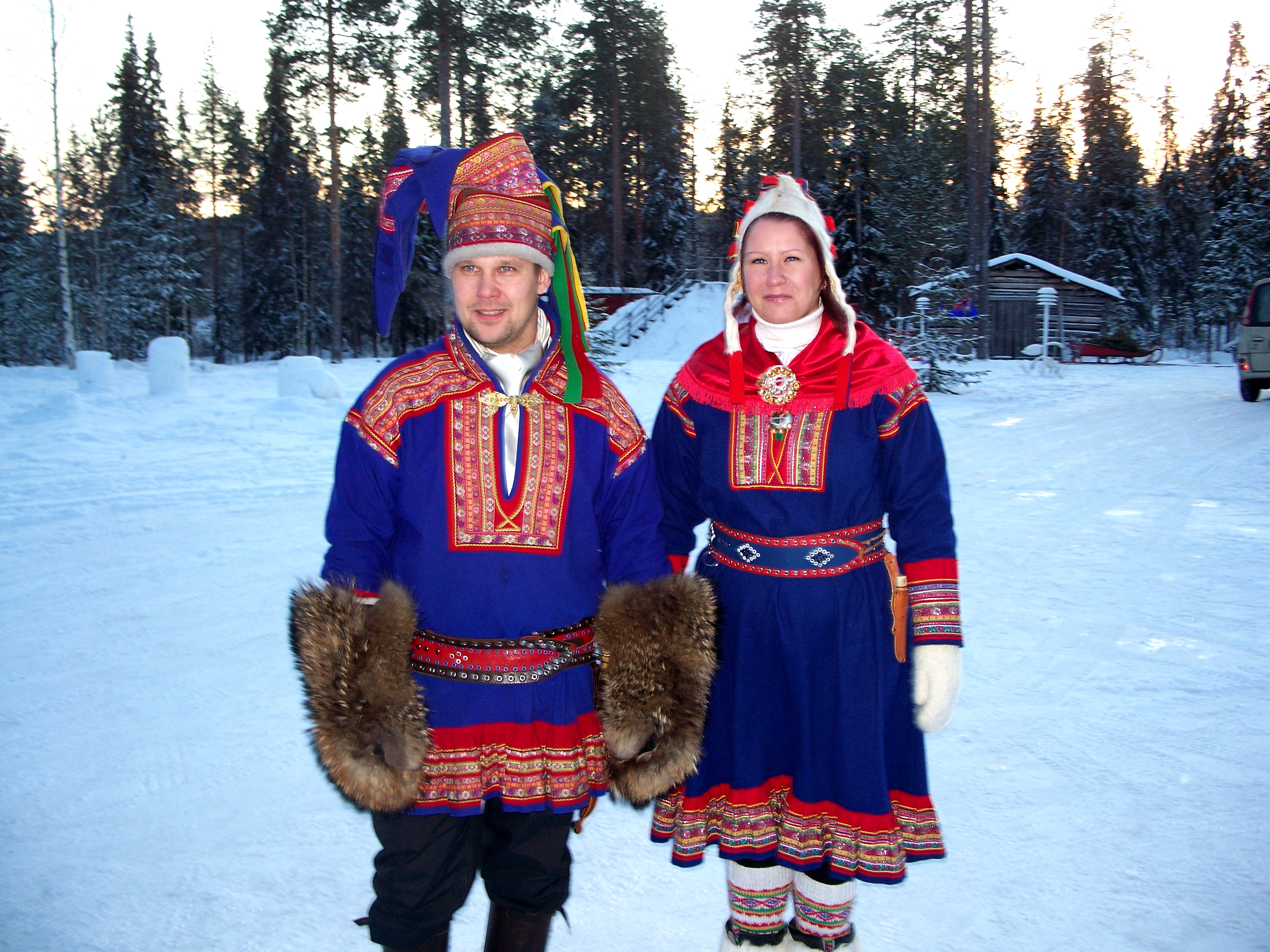 Финские жители в национальной одежде
