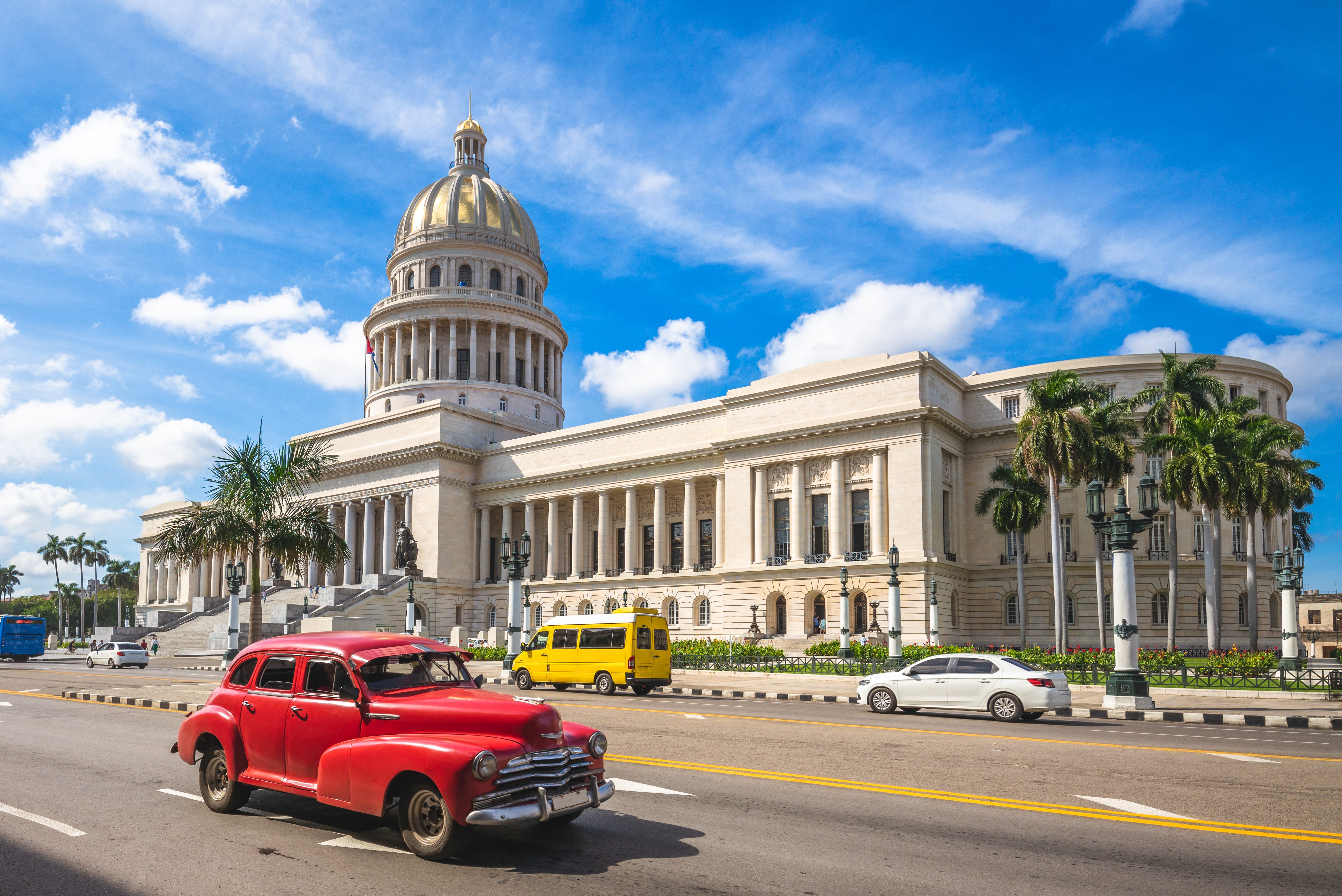 Здание Национального Капитолия и винтажная машина в Гаване