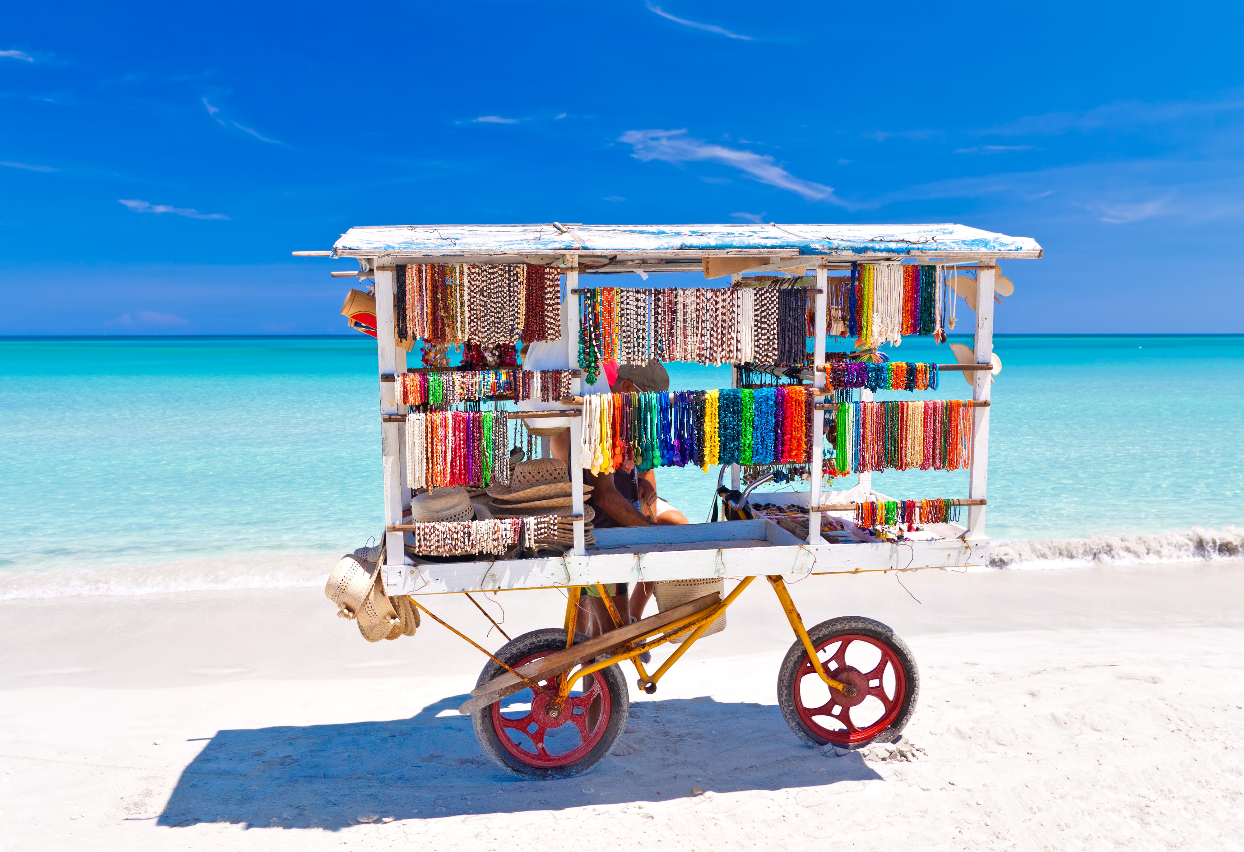 Тележка с типичными сувенирами на знаменитом пляже Варадеро
