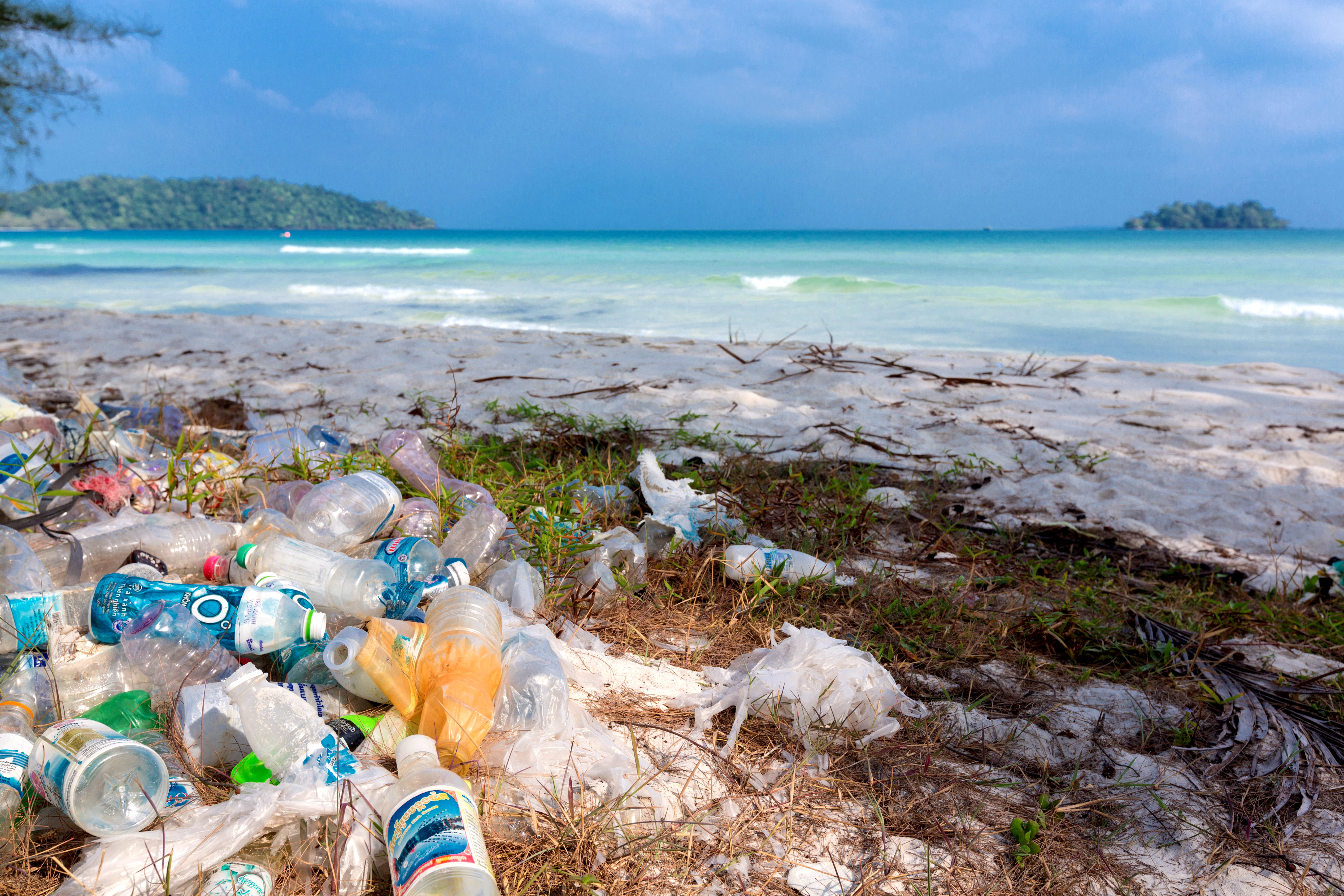 Загрязнение пластиком, стало огромной проблемой для Камбоджи