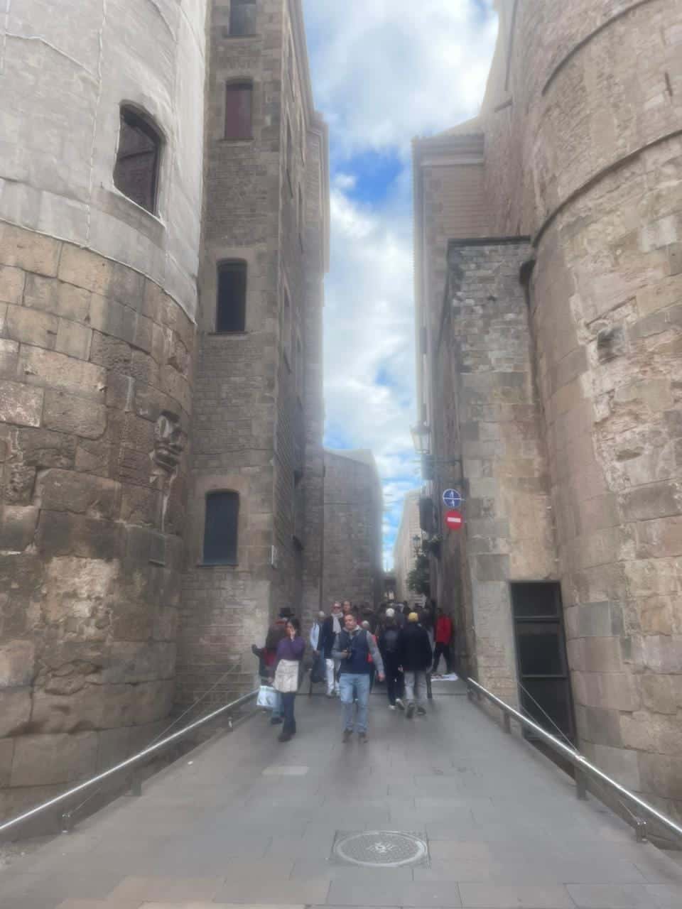 У нас была 4 часовая экскурсия по Барселоне с Евгением. Для моего ребенка 7 лет это