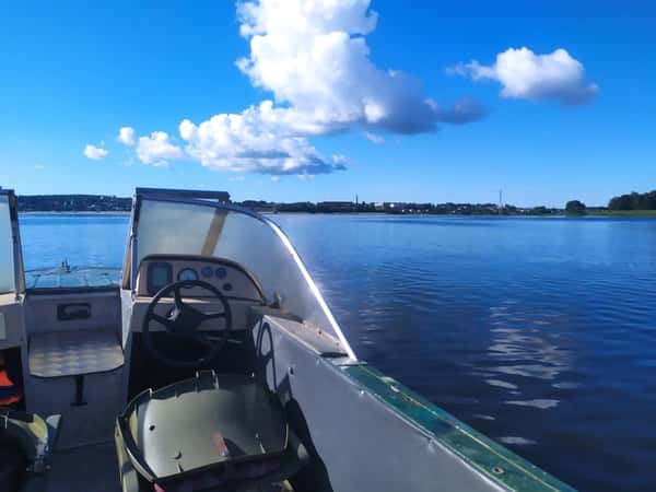 Прогулка на моторной лодке на остров Вёжи