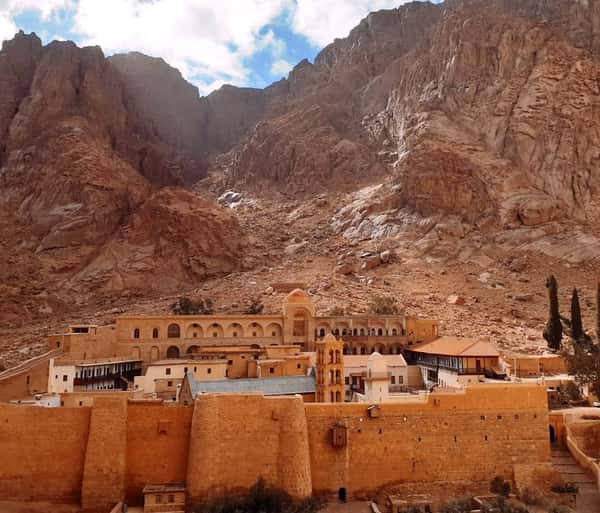 К горе Синай и в монастырь Святой Екатерины