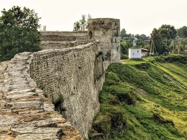 Изборск и Псково-Печёрский монастырь: путешествие в древность (на вашем авто)