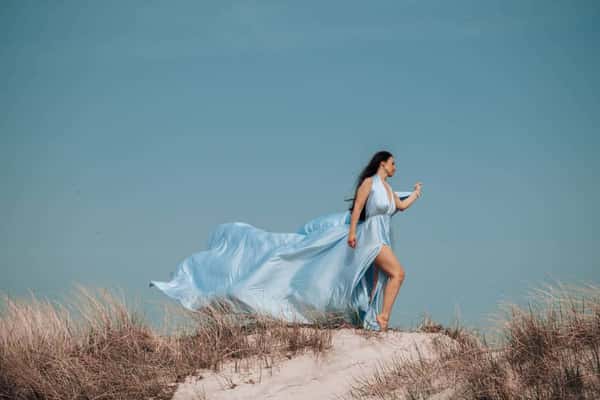 Песчаная фотосессия в летящем платье среди дюн Дубая